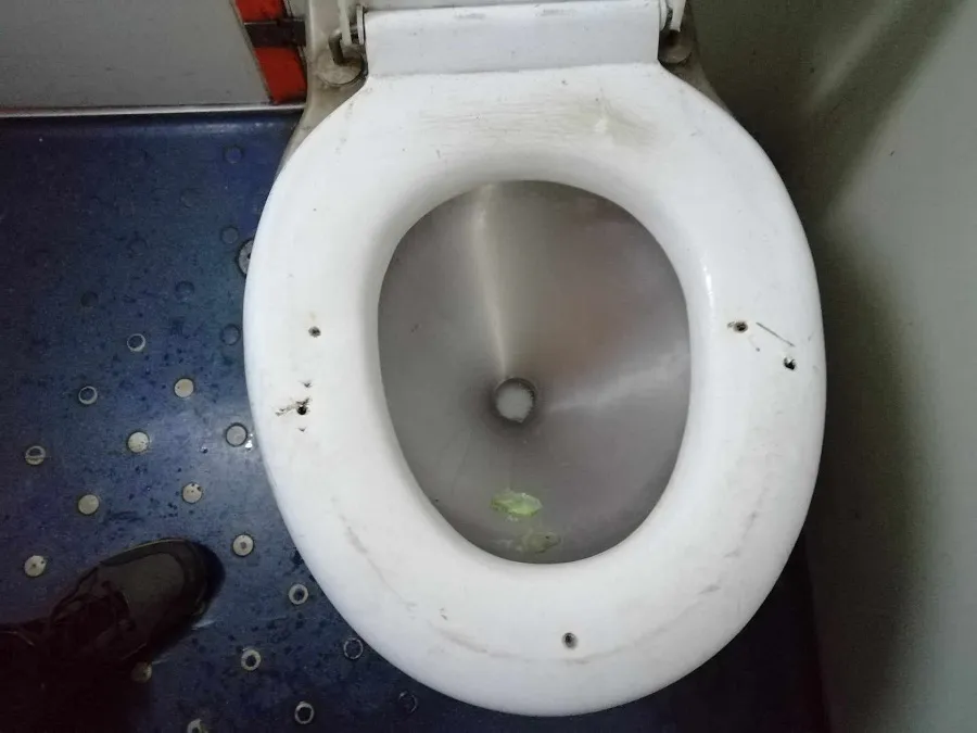 Cadouri de la CFR: WC-uri tip RoboCop și scumpiri! – foto 4