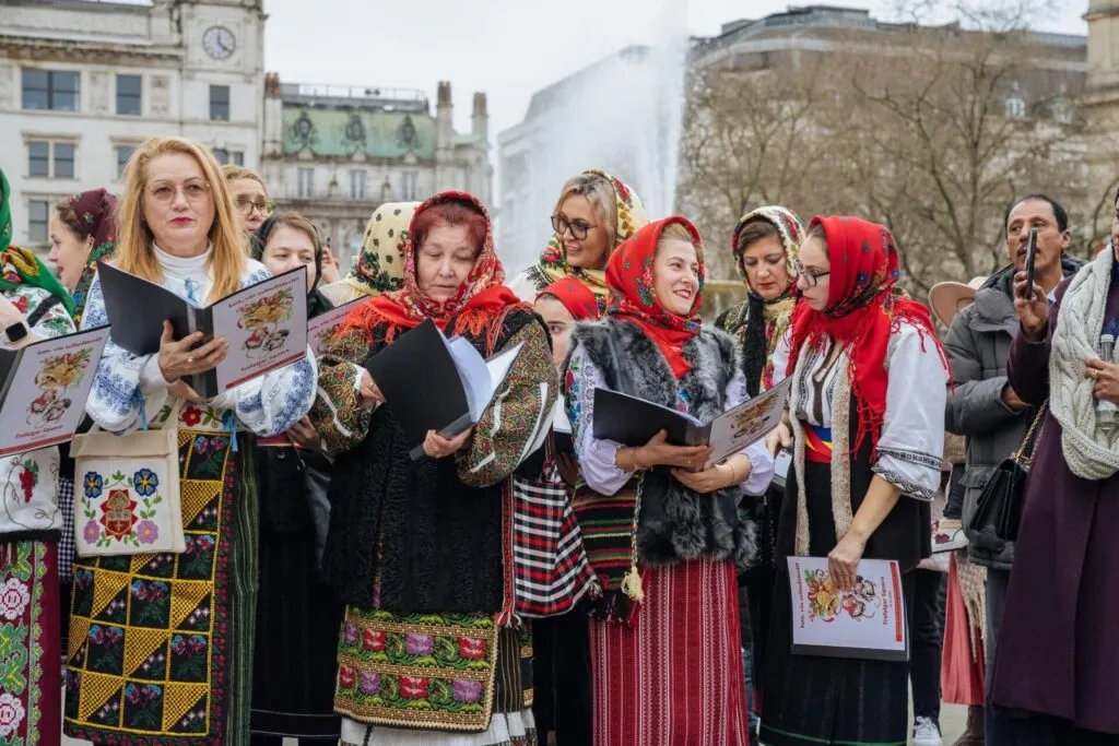 Colindele romanești au răsunat în inima Londrei, în Trafalgar Square (FOTO)  – foto 2