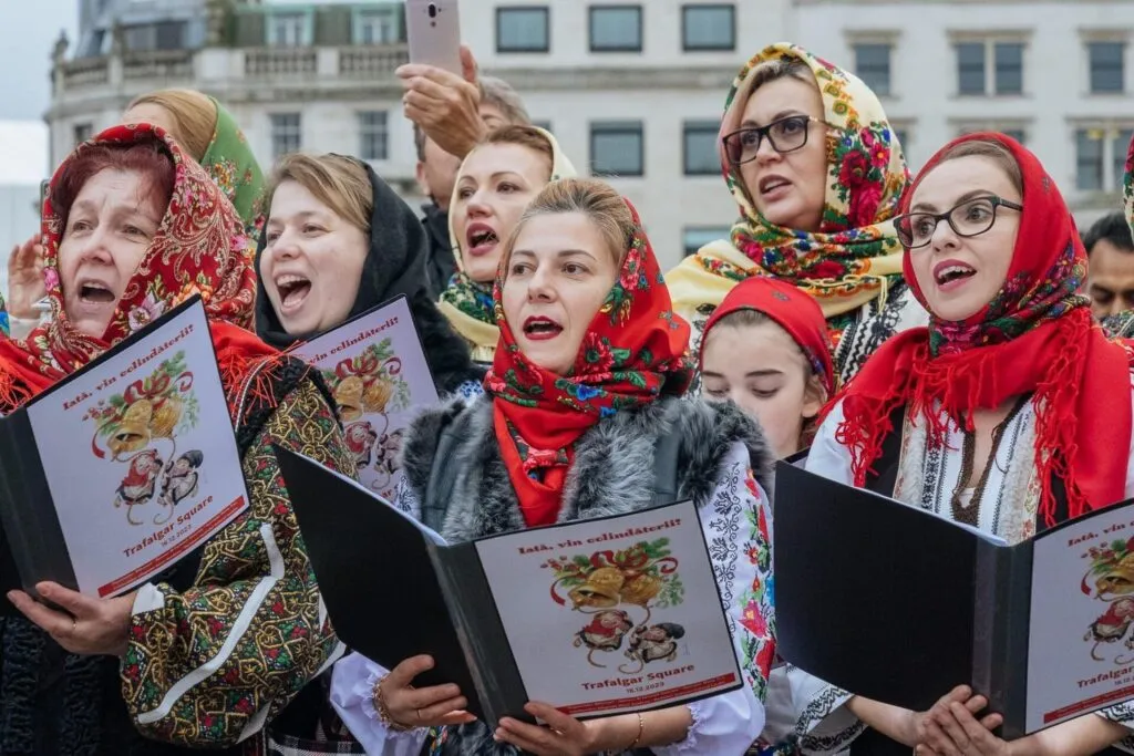 Colindele romanești au răsunat în inima Londrei, în Trafalgar Square (FOTO)  – foto 5