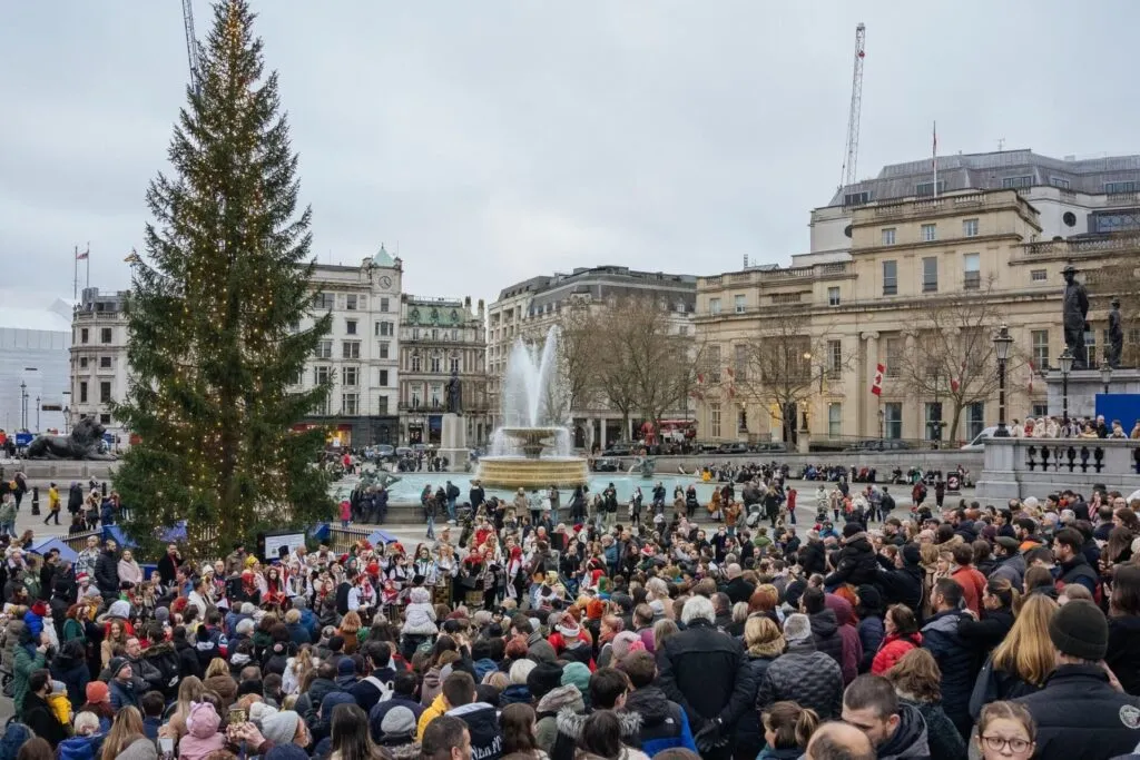 Colindele romanești au răsunat în inima Londrei, în Trafalgar Square (FOTO)  – foto 4