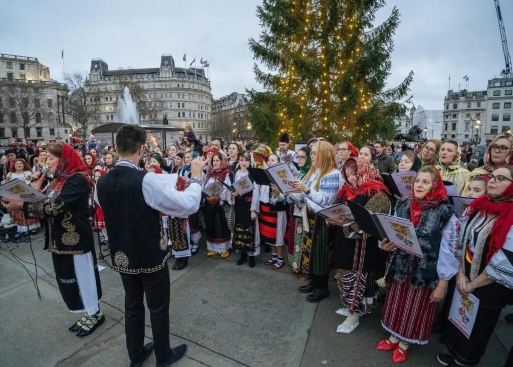 Colindele romanești au răsunat în inima Londrei, în Trafalgar Square (FOTO)  – foto 9