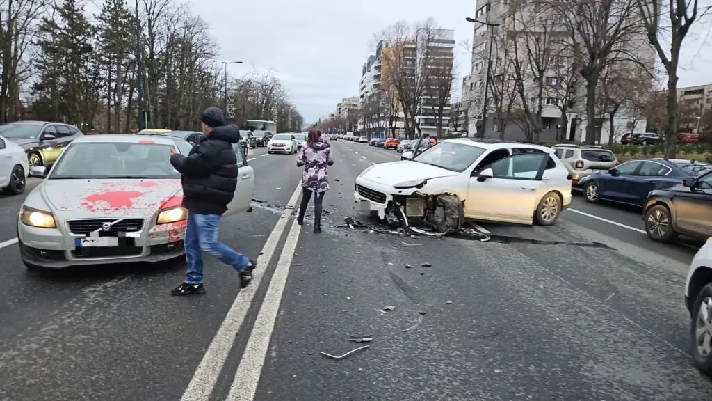 Accident rutier GRAV pe bulevardul Alexandru Lăpușneanu. Victima a suferit multiple traumatisme – foto 4