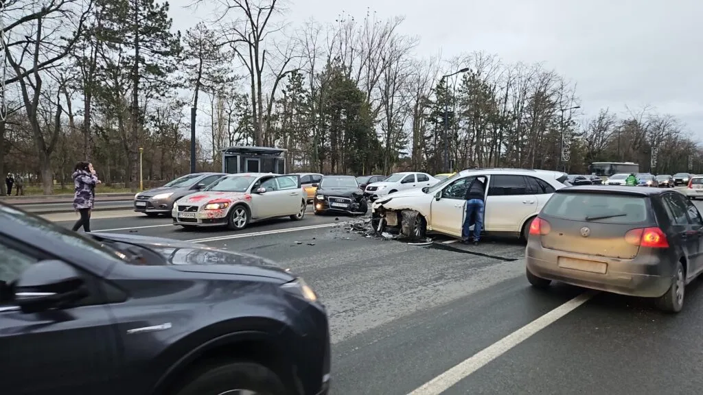 Accident rutier GRAV pe bulevardul Alexandru Lăpușneanu. Victima a suferit multiple traumatisme – foto 3