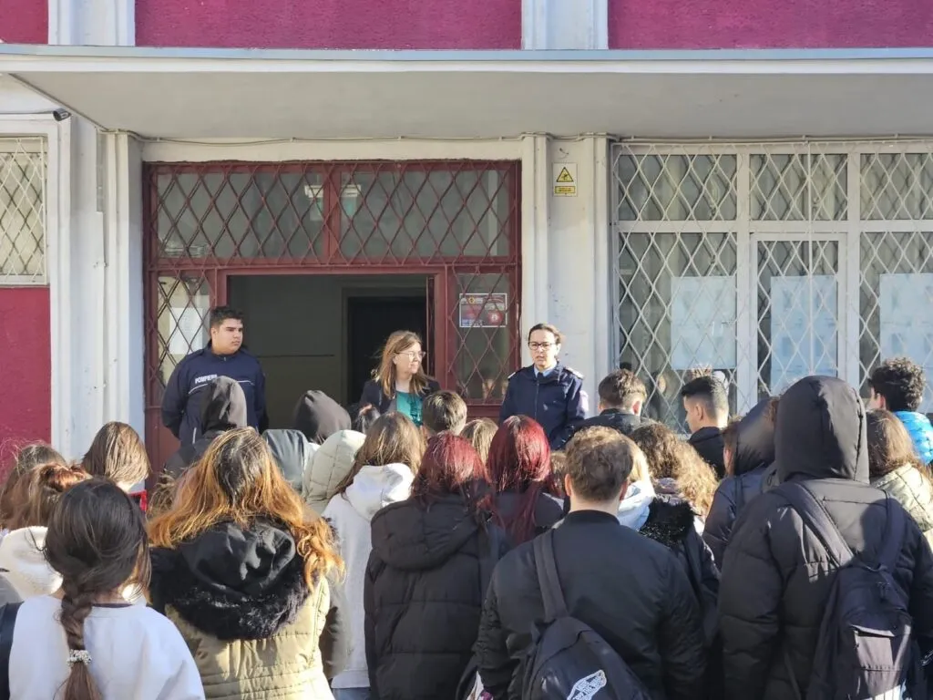 Exercițiu de evacuare în caz de cutremur la Liceul Tehnologic „Ioan N. Roman” Constanța – foto 2