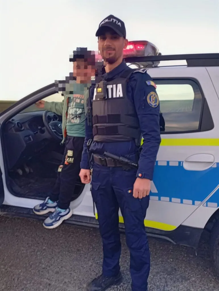 Copil care se rătăcise și mergea singur pe marginea drumului, găsit de polițiștii din Kogălniceanu – foto 2