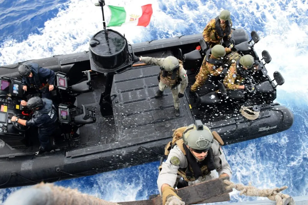 Misiuni de monitorizare a traficului maritim din Marea Mediterană ale fregatei „Regina Maria” – foto 2