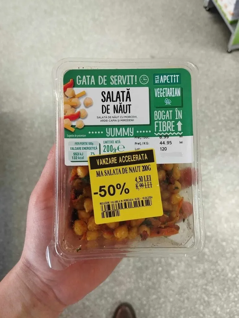 Salarii mici, economii mari: Mâncarea la reducere, un ajutor pentru mulți! – foto 2