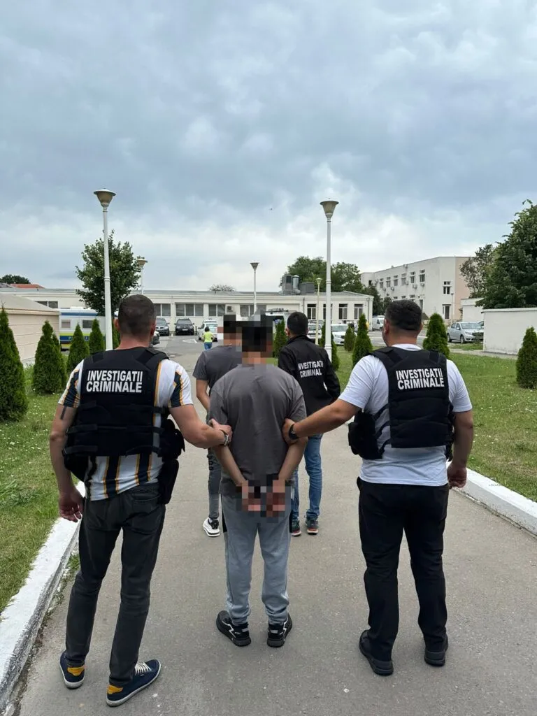 Reținuți după ce au tâlhărit o persoană și i-ar fi furat bijuterii, 3.000 de lei și telefonul – foto 2