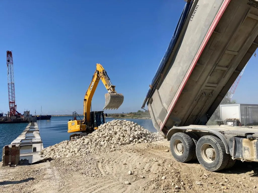 Administraţia Porturilor a semnat contractul de finanţare pentru a doua etapă a proiectului de extindere a cheurilor la Midia – foto 3