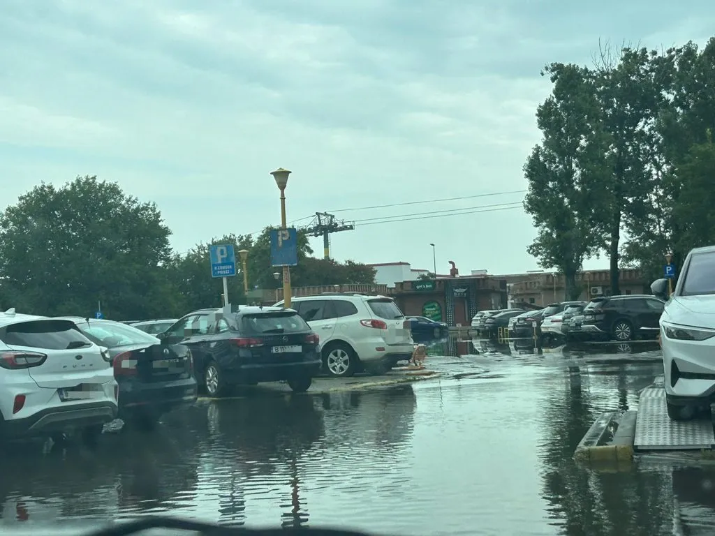 Turiști la mare în zi sub cod de vreme rea: buluc la mall ori la plimbare, printre bălți (FOTO) – foto 5