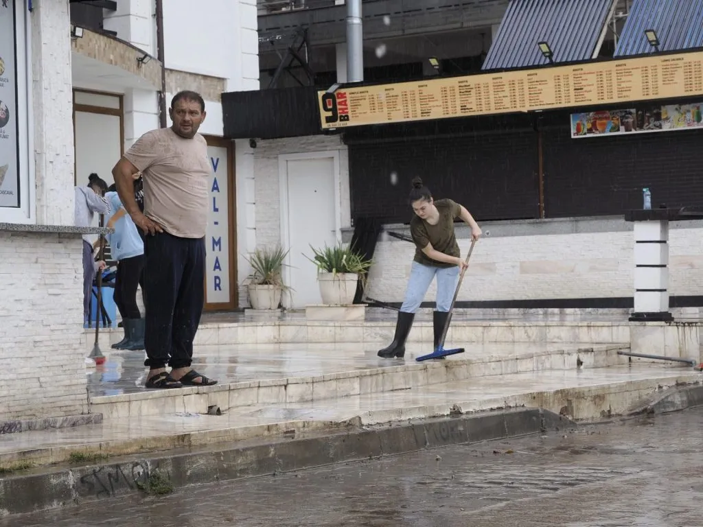Mobilizare pe plaja din Vama Veche, după potop (FOTO) – foto 7
