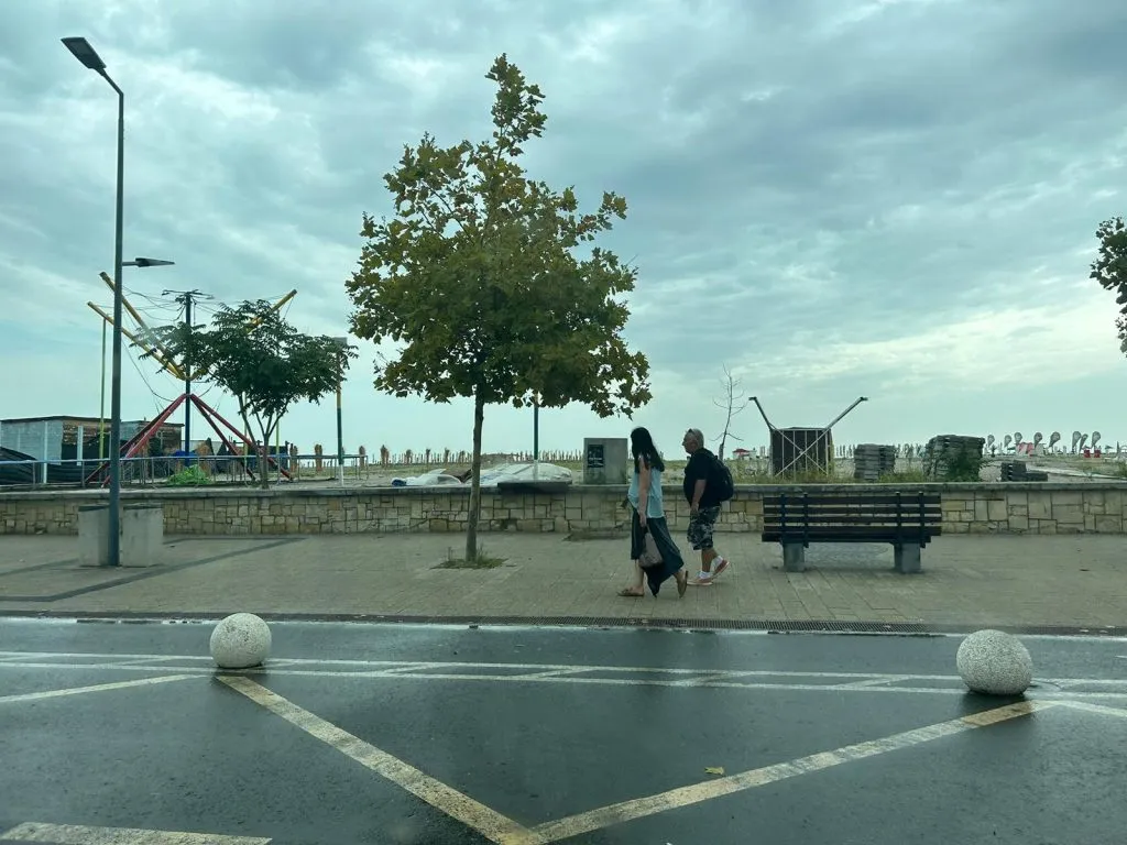 Turiști la mare în zi sub cod de vreme rea: buluc la mall ori la plimbare, printre bălți (FOTO) – foto 8