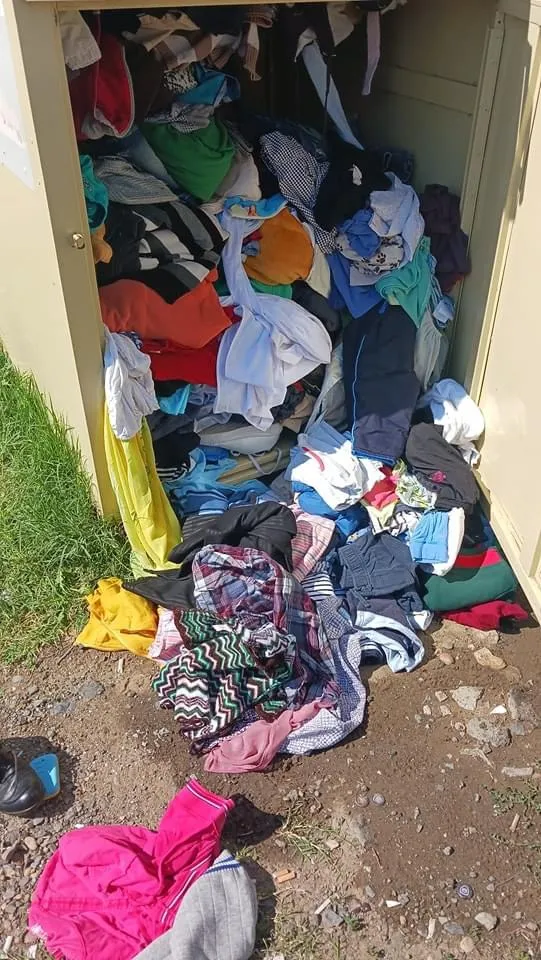 Când bunul simț se evaporă: Containere de colectare a hainelor pentru donații, luate pe post de coșuri de gunoi – foto 2