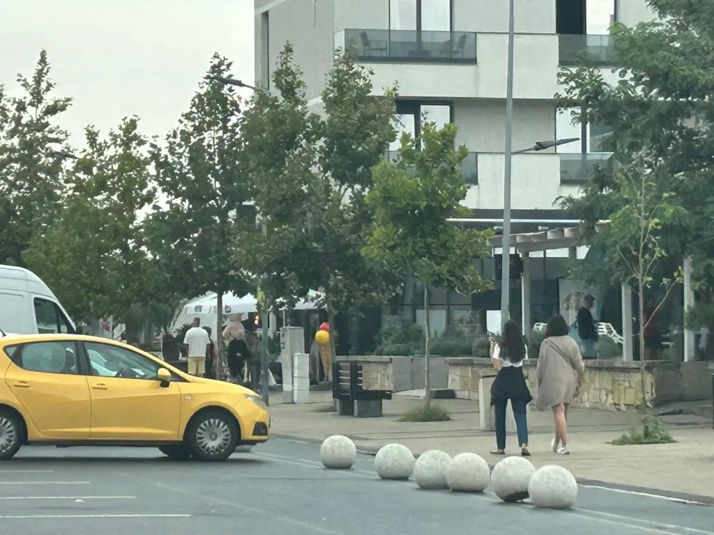 Turiști la mare în zi sub cod de vreme rea: buluc la mall ori la plimbare, printre bălți (FOTO) – foto 6