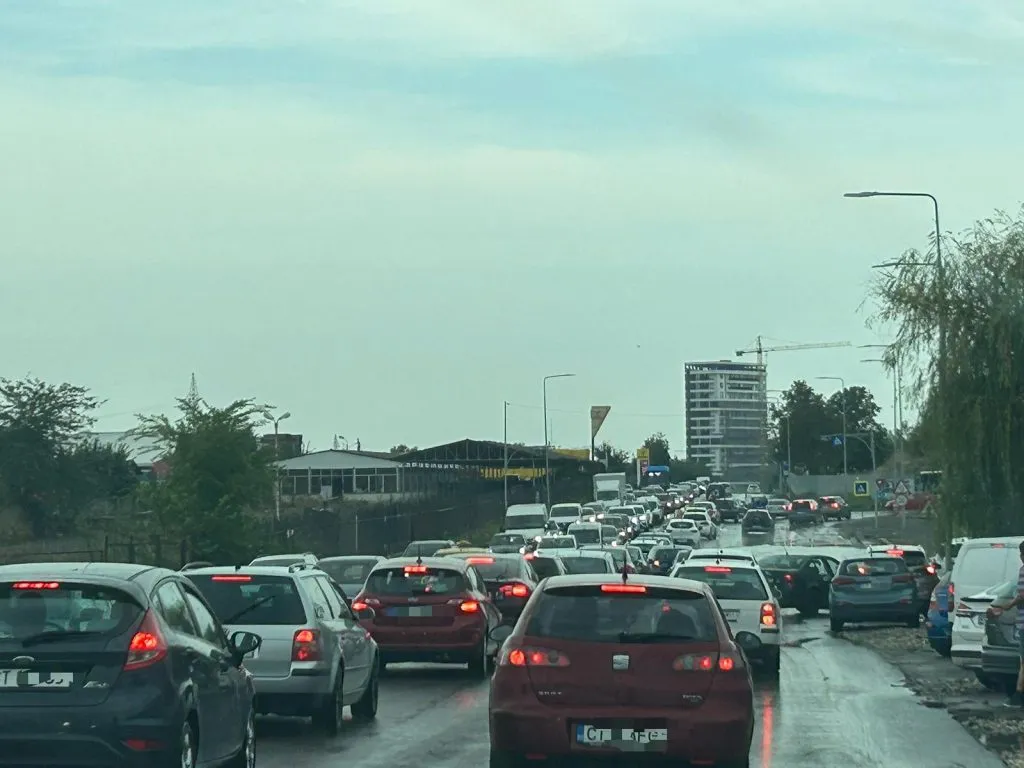 Turiști la mare în zi sub cod de vreme rea: buluc la mall ori la plimbare, printre bălți (FOTO) – foto 2