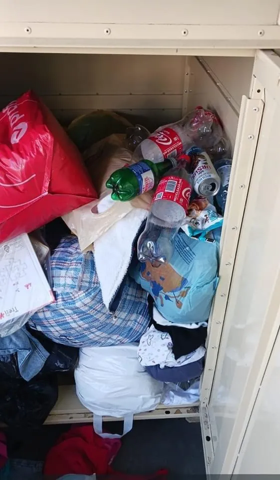 Când bunul simț se evaporă: Containere de colectare a hainelor pentru donații, luate pe post de coșuri de gunoi – foto 3
