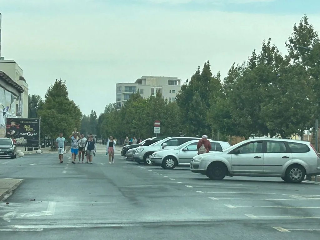 Turiști la mare în zi sub cod de vreme rea: buluc la mall ori la plimbare, printre bălți (FOTO) – foto 7