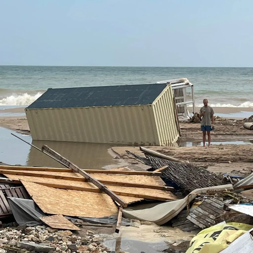 Mobilizare pe plaja din Vama Veche, după potop (FOTO) – foto 3