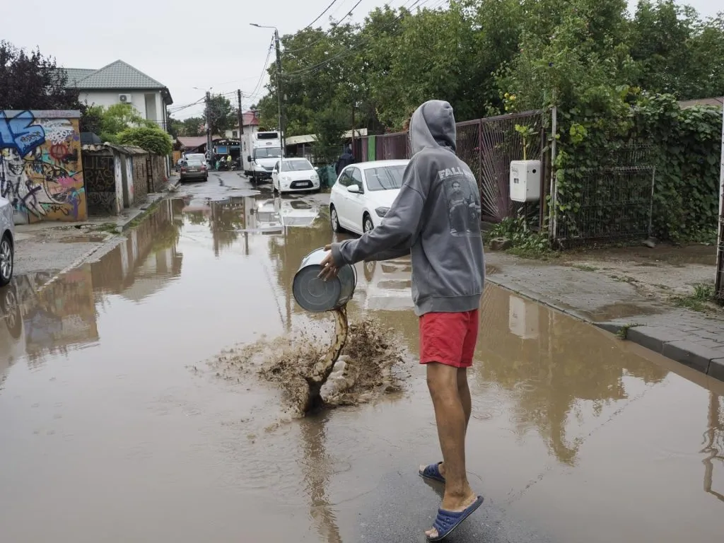 Mobilizare pe plaja din Vama Veche, după potop (FOTO) – foto 10