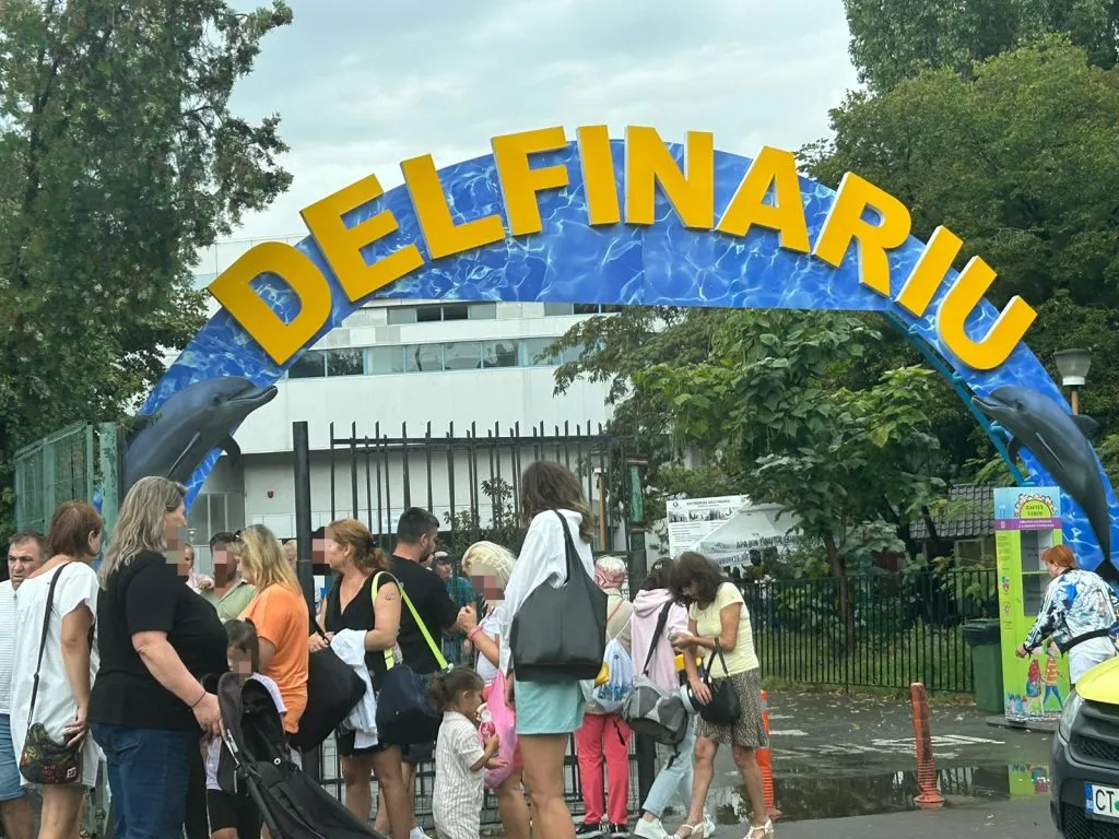 Turiști la mare în zi sub cod de vreme rea: buluc la mall ori la plimbare, printre bălți (FOTO) – foto 10