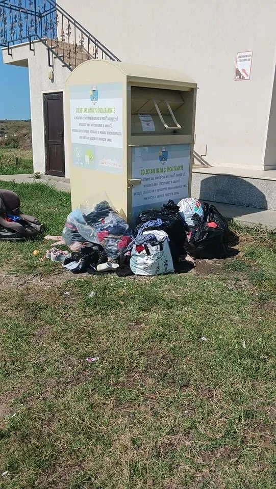 Când bunul simț se evaporă: Containere de colectare a hainelor pentru donații, luate pe post de coșuri de gunoi – foto 4