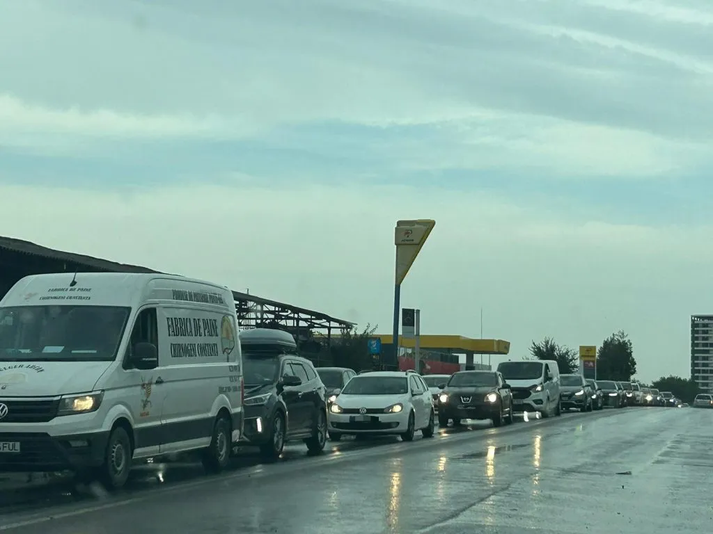 Turiști la mare în zi sub cod de vreme rea: buluc la mall ori la plimbare, printre bălți (FOTO) – foto 3