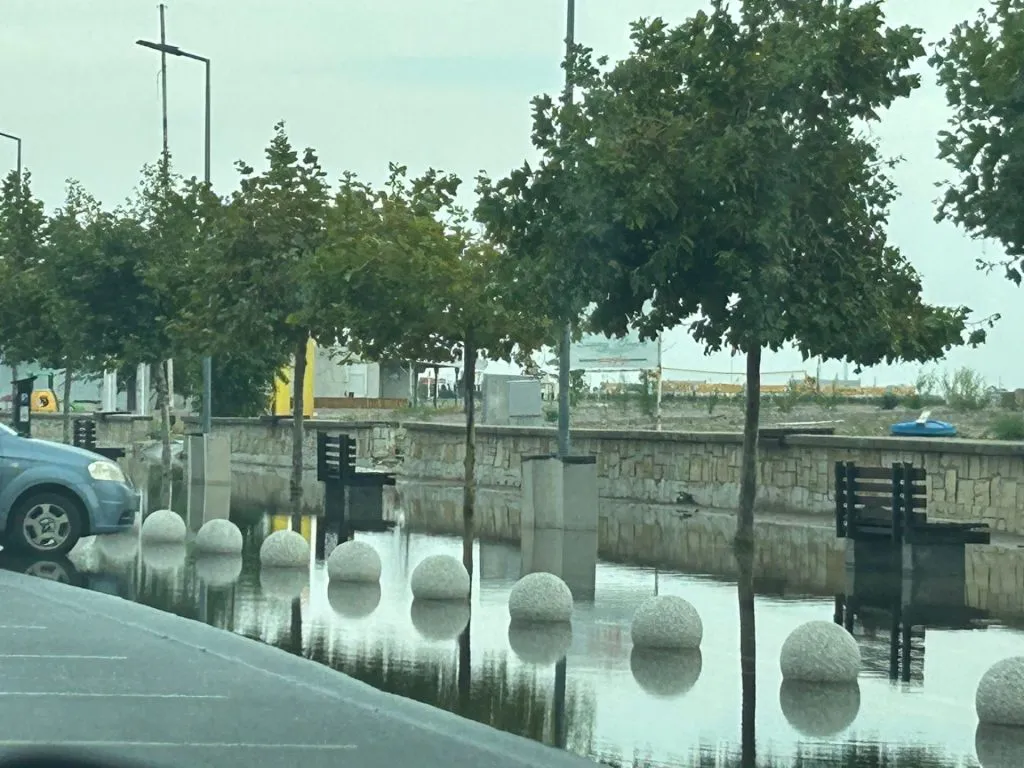 Turiști la mare în zi sub cod de vreme rea: buluc la mall ori la plimbare, printre bălți (FOTO) – foto 9
