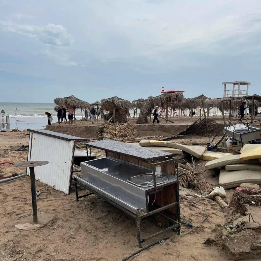 Mobilizare pe plaja din Vama Veche, după potop (FOTO) – foto 5