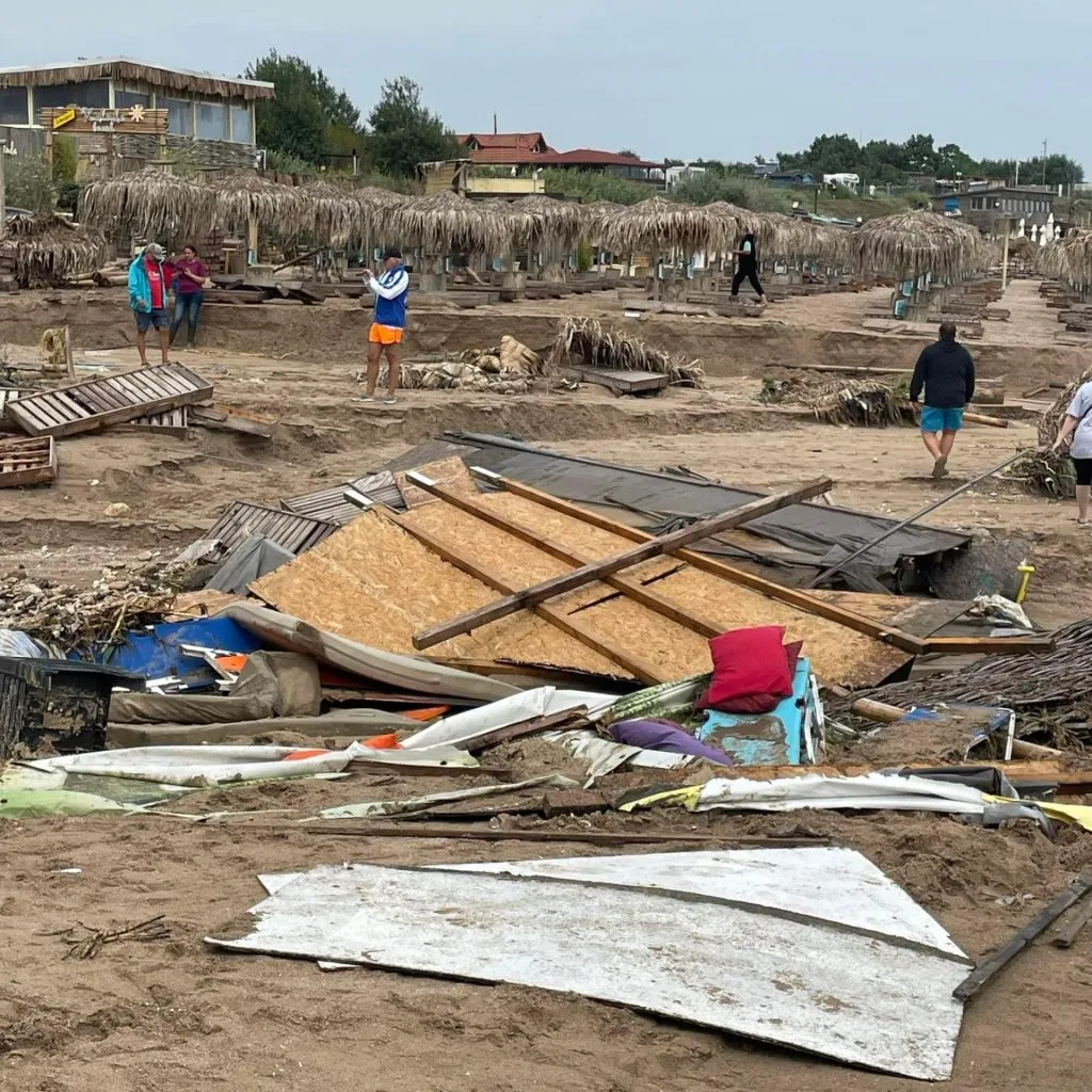 Mobilizare pe plaja din Vama Veche, după potop (FOTO) – foto 6