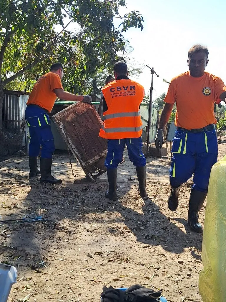 Voluntari din Sri Lanka, în sprijinul oamenilor afectați de inundațiile devastatoare din Galați – foto 5