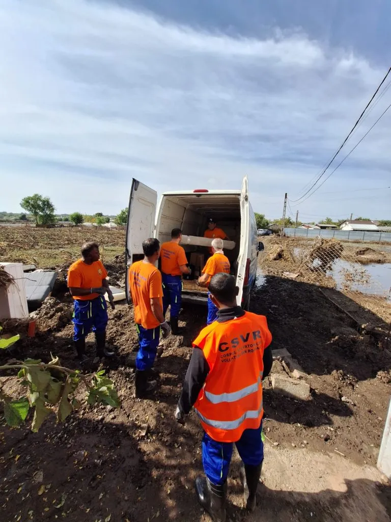 Voluntari din Sri Lanka, în sprijinul oamenilor afectați de inundațiile devastatoare din Galați – foto 2