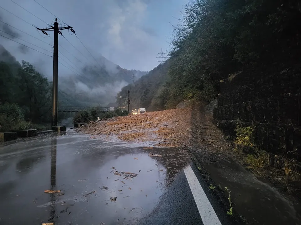 Circulaţia a fost reluată pe Valea Oltului – foto 2