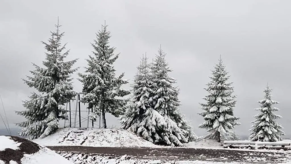 S-a instalat iarna în vârf de munte. Temperaturi negative și zăpadă, la mare înălțime (FOTO)  – foto 7