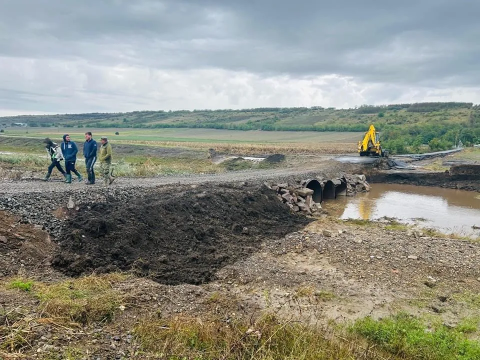 Pod distrus de inundații în județul Galați, reconstruit de militari (FOTO) – foto 3