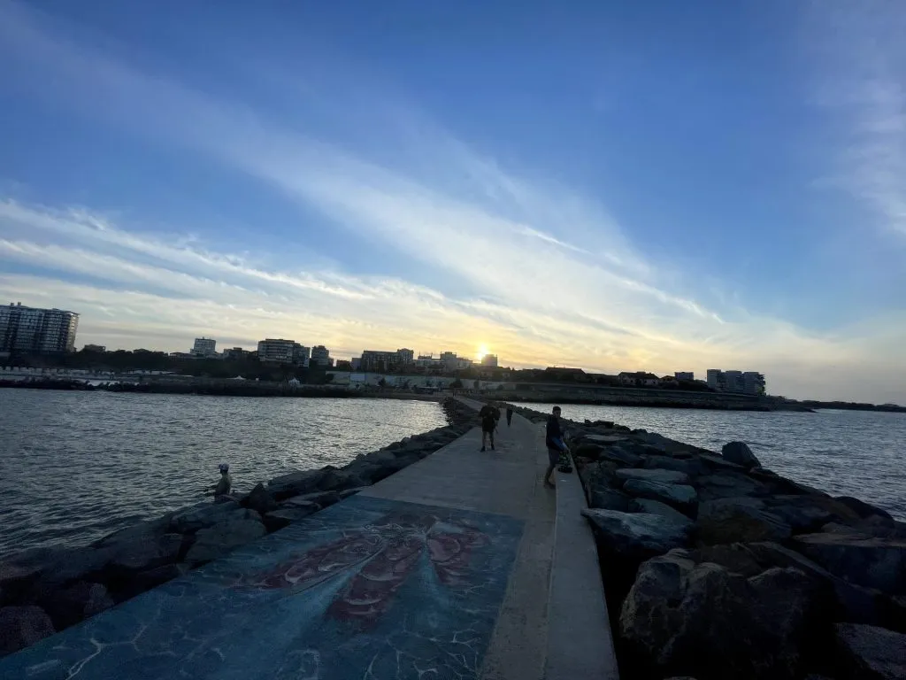 Constănțenii, la pas, pe digul colorat din Constanța (FOTO) – foto 6