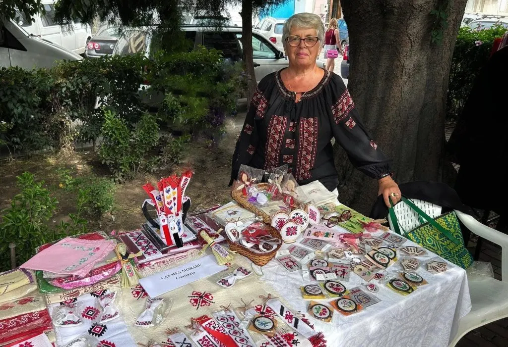 Papioane și coronițe, brodate cu motive tradiționale românești, la Muzeul de Artă Populară – foto 2