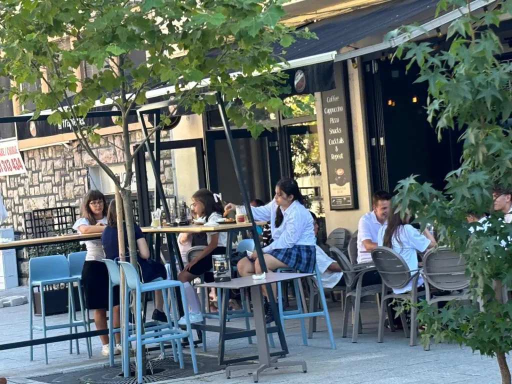 Școala a început la terase. Cafenelele, pline în prima zi de școală – foto 3