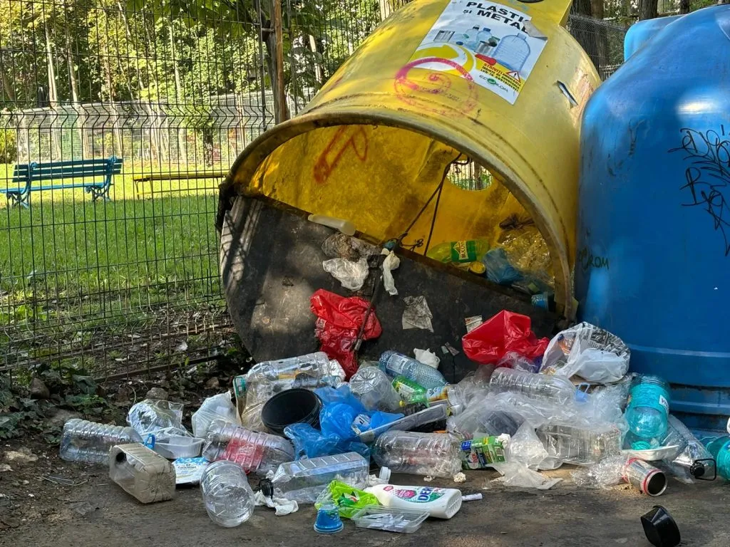 Reciclarea transformată în psihoză. Container vandalizat în goana după PET-uri – foto 2