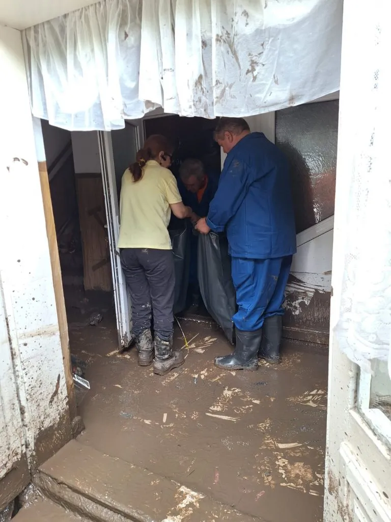 Asociația Corpul Salvatorilor Voluntari din România, în sprijinul românilor afectați de inundațiile devastatoare din Galați – foto 8