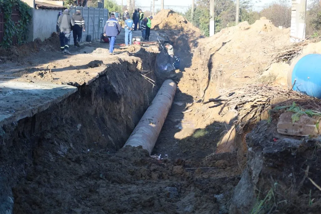Au fost finalizate lucrările de montare și cuplare a noilor tronsoane la conducta magistrală de apă din zona Pod Butelii – foto 4