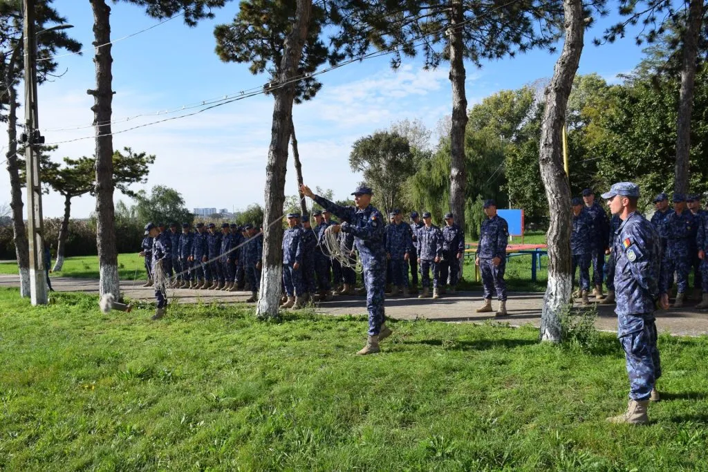 Peste 70 de elevi ai Școlii Militare de Maiștri Militari au vizitat Centrul de Pregătire Marinărească și Sporturi Nautice – foto 2