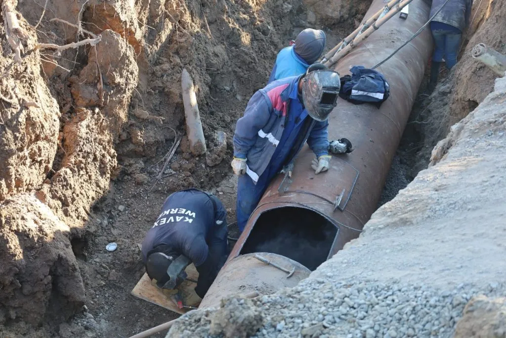 Au fost finalizate lucrările de montare și cuplare a noilor tronsoane la conducta magistrală de apă din zona Pod Butelii – foto 3