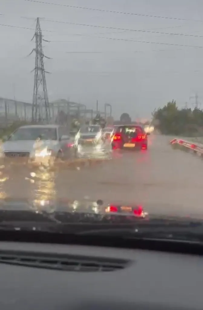 “Marea” de pe străzi. Blocaje în trafic, la Constanța, din cauza ploii – foto 2