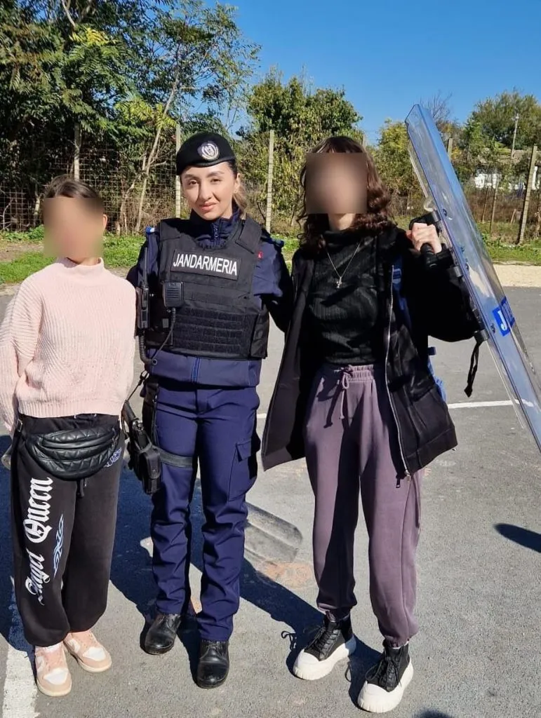 Jandarmii au făcut show la școala altfel. Copiii, fascinați de simpaticii Rex și Reea – foto 2