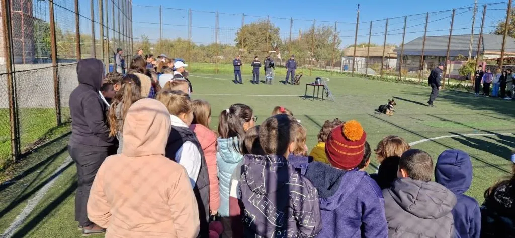 Jandarmii au făcut show la școala altfel. Copiii, fascinați de simpaticii Rex și Reea – foto 5