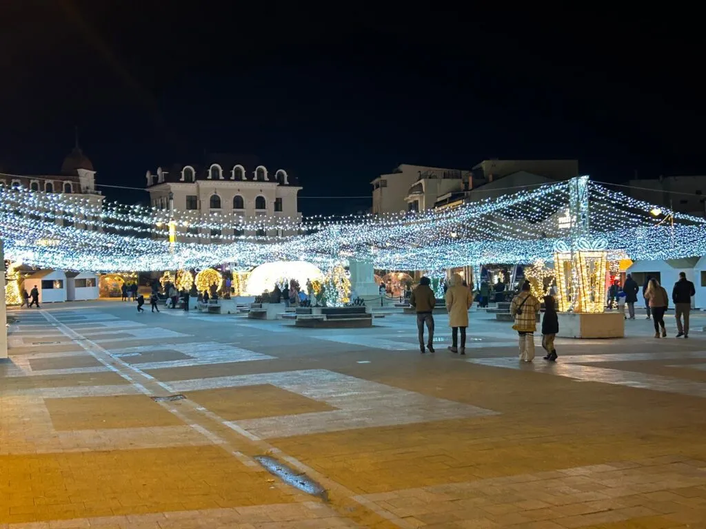 Păi nu “se-ncălzesc sufletele constănțenilor”? Deschiderea Târgului de Crăciun, anunțată în stilul deja consacrat (FOTO) – foto 4