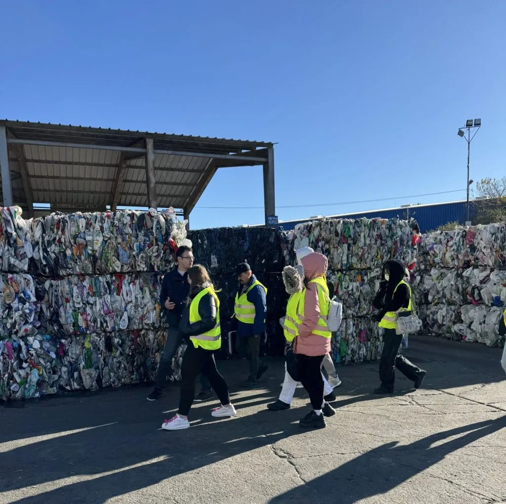 Studenții de la Facultatea de Electromecanicǎ Navalǎ, în vizitǎ la Stația de Sortare a Deșeurilor Reciclabile! – foto 3
