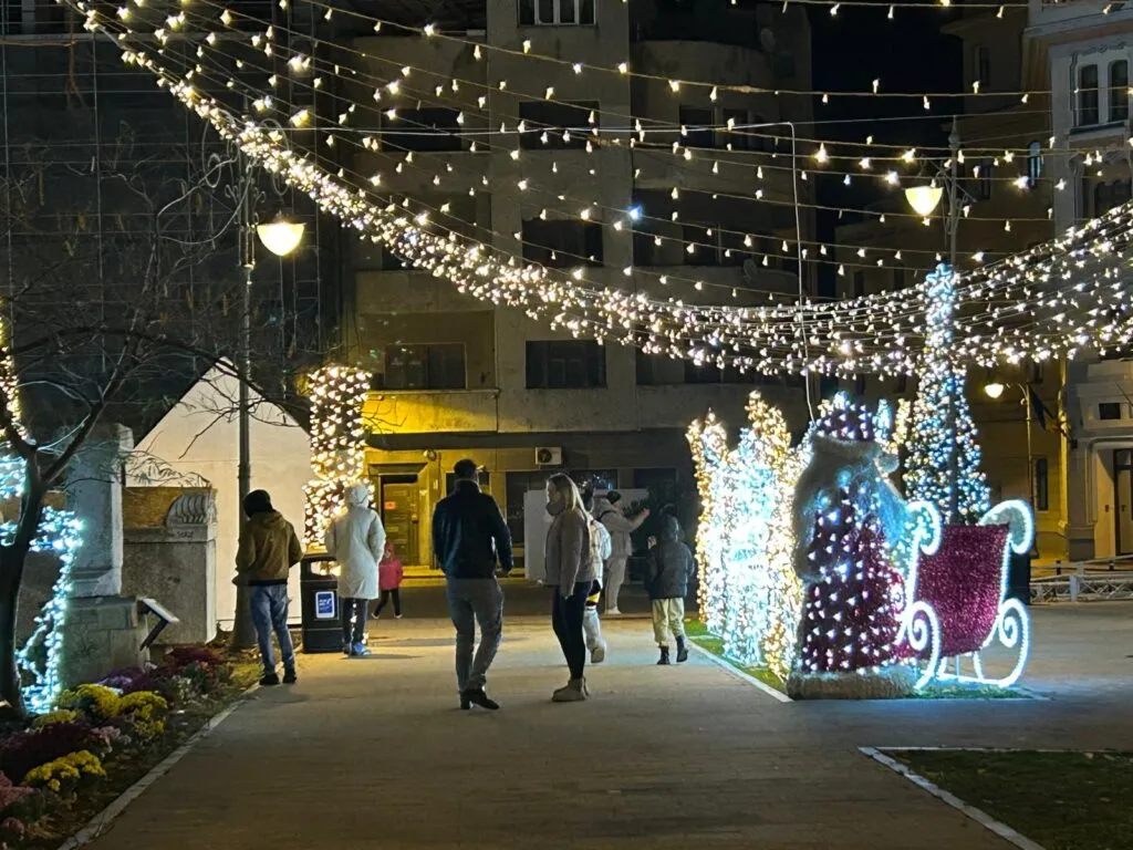 Păi nu “se-ncălzesc sufletele constănțenilor”? Deschiderea Târgului de Crăciun, anunțată în stilul deja consacrat (FOTO) – foto 3