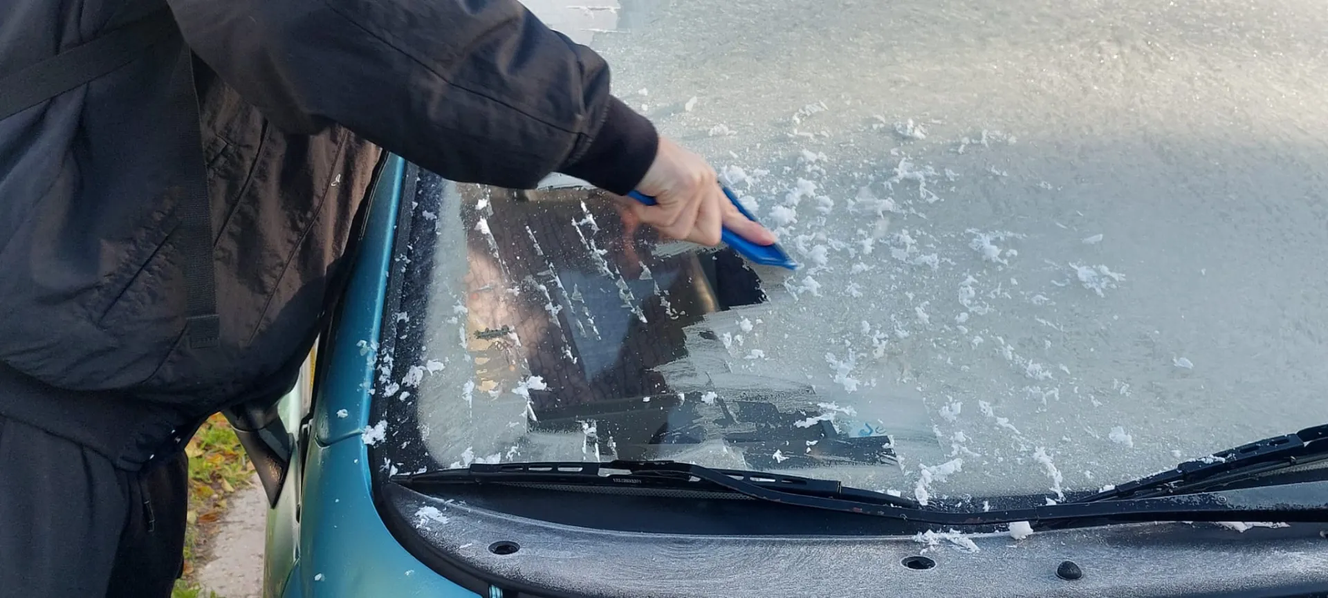 Parbrizele înghețate le-au dat de furcă șoferilor constănțeni