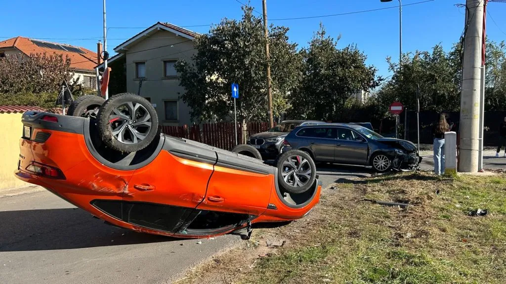 Mașină răsturnată în Palazu Mare! Cinci persoane, transportate la spital – foto 2